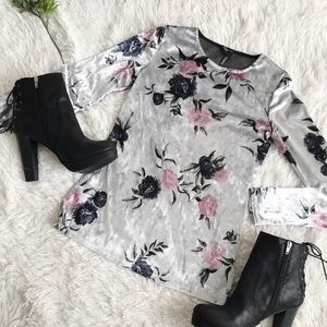 ◦ DYNAMITE ◦ Silver velour floral top